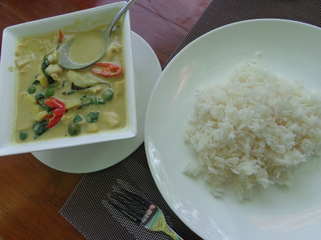 Plat de poulet et légumes au curry vert, riz blanc 