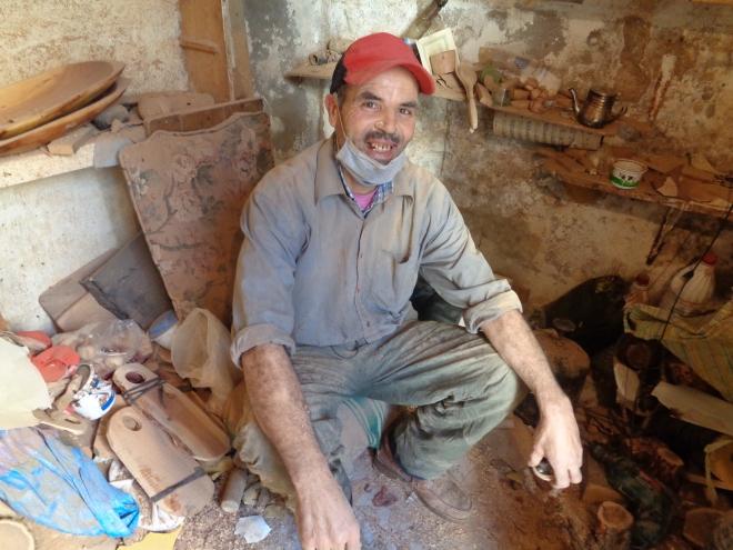 Es6decAbdellah, 56 ans, travaille depuis plus de 30 ans, le bois dans sa boutique